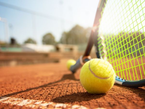 Jak grać w tenisa: 6 porad, które pomogą Ci wygrać grę